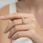 Anillo Pyramid Shine Bañado en Oro Italiano 24KT con Circones y Detalle en Oro Blanco - Imagen 2