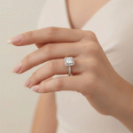 Anillo Halo Princess Bañado en Oro Italiano 24KT con Circones y Detalle en Oro Blanco - Imagen 2