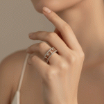 Anillo Double Crown Bañado en Oro Italiano 24KT con Circones Suspendidos y Detalle en Oro Blanco - Imagen 2