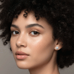 Aretes Flor Radiante Bañados en Oro Italiano 24KT con Circones y Detalle en Oro Blanco - Imagen 2