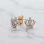 Aretes Corona Real en Oro Italiano 24KT con Baño de Oro Blanco