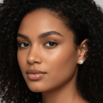 Aretes Corona Real en Oro Italiano 24KT con Baño de Oro Blanco - Imagen 2