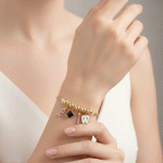 Pulsera Bañada en Oro con Dijes Odontológicos – Diseño Tierno y Profesional - Imagen 2