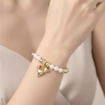 Pulsera Bañada en Oro con Perlas y Dijes de Corazón y Ojo Protector – Elegancia y Significado - Imagen 2