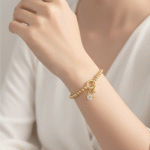 Pulsera Bañada en Oro con Dije de Corazón y Estrella – Elegancia Minimalista - Imagen 2