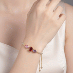 Pulsera Ajustable Bañada en Oro con Tres Piedras de Lujo – Elegancia Radiante - Imagen 2