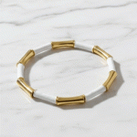 Pulsera Elástica Bañada en Oro con Detalles Blancos – Estilo Minimalista y Elegante
