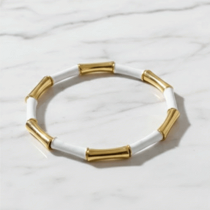 Pulsera Elástica Bañada en Oro con Detalles Blancos – Estilo Minimalista y Elegante
