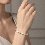 Pulsera Elástica Bañada en Oro con Detalles Blancos – Estilo Minimalista y Elegante - Imagen 2