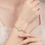 Pulsera Bañada en Oro con Figuras Geométricas y Circones – Elegancia Moderna - Imagen 2