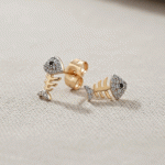 Aretes Pececito de Brillo Bañados en Oro Italiano 24K con Detalles en Oro Blanco