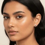 Aretes Pececito de Brillo Bañados en Oro Italiano 24K con Detalles en Oro Blanco - Imagen 2