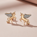 Aretes Unicornio Alado Bañados en Oro Italiano 24K con Detalles en Oro Blanco