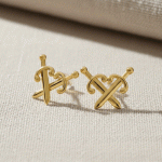 Aretes Espadas Cruzadas Bañados en Oro – Elegancia con Actitud
