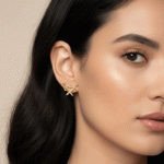 Aretes Espadas Cruzadas Bañados en Oro – Elegancia con Actitud - Imagen 2