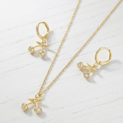 Juego de Cadena y Aretes de Cerezas Bañado en Oro