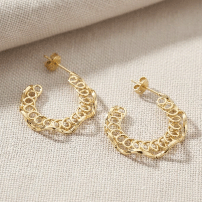 389 Semi Argollas Doradas Diseño Ondas Caladas Bañadas en Oro - Imagen 1