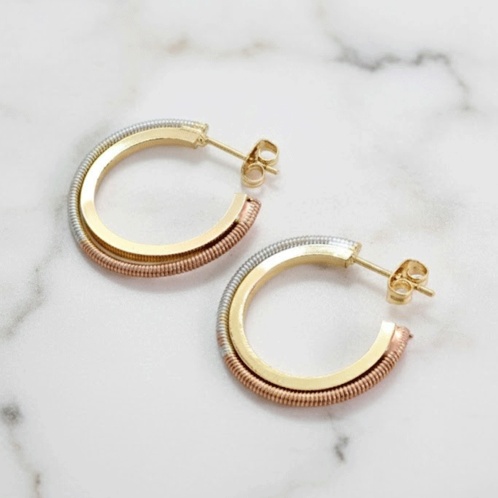 391 Semi Argollas Bañadas en Tres Oros – Diseño Elegante y Moderno - Imagen 1