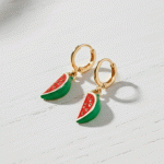 Aretes Sandía Bañados en Oro – Diseño Divertido y Juvenil