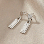 Aretes Bañados en Plata con Diseño Minimalista de Placa Colgante
