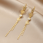 Aretes Largos Corazones Calados Bañados en Oro con Detalles de Circones