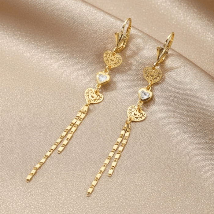 407 Aretes Largos Corazones Calados Bañados en Oro con Detalles de Circones - Imagen 1