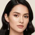 Aretes Largos Triángulo Elegante Bañados en Oro con Circones - Imagen 2