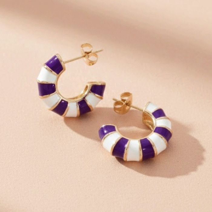 413 Semi Argollas Esmaltadas Bañadas en Oro – Diseño Blanco & Morado - Imagen 1