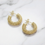 Semi Argollas Bañadas en Oro Textura Trenzada – Elegancia Moderna