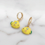 Aretes de Pez Esmaltado Amarillo con Baño de Oro – Estilo Tierno y Juvenil