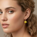 Aretes de Pez Esmaltado Amarillo con Baño de Oro – Estilo Tierno y Juvenil - Imagen 2