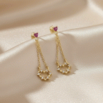 Aretes Medianos “Crown Heart” Bañados en Oro con Corazón Rubí y Doble Cadena