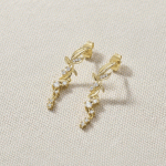 Aretes Medianos Bañados en Oro con Diseño Floral y Circones Brillantes