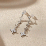 Aretes Medianos Bañados en Plata con Diseño Floral y Circones Brillantes