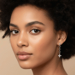 Aretes Medianos Bañados en Plata con Diseño Floral y Circones Brillantes - Imagen 2