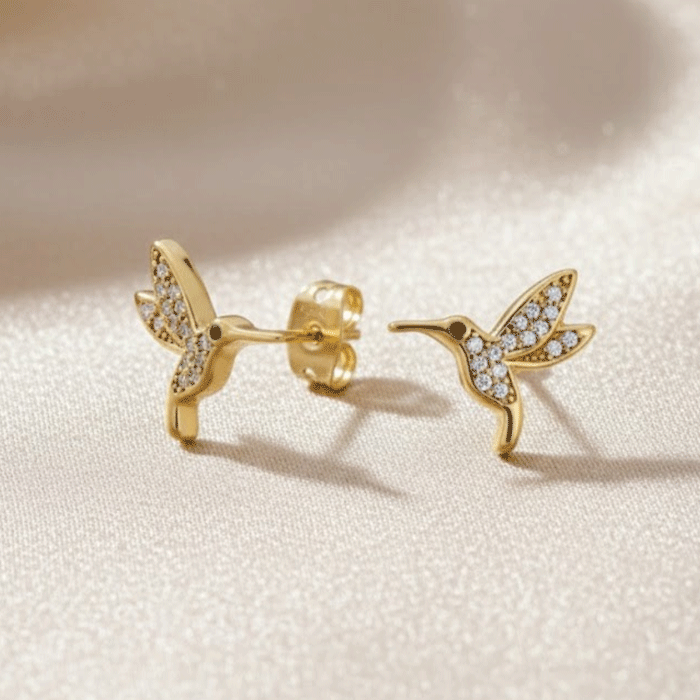447 Aretes Mini Colibrí Bañados en Oro con Circones Brillantes - Imagen 1