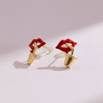 Aretes Mini Pop Lips Bañados en Oro – Estilo Divertido y Chic