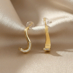 Aretes Curva Minimalista Bañados en Oro con Detalles de Circones