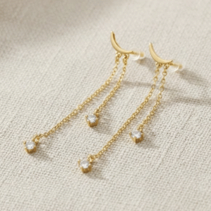 Aretes Largos Luna Dorada con Cadenas y Circones – Baño de Oro