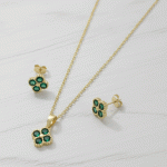 Juego de Cadena, Dije y Aretes Trébol con Cristales Verdes Bañado en Oro