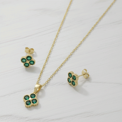Juego de Cadena, Dije y Aretes Trébol con Cristales Verdes Bañado en Oro