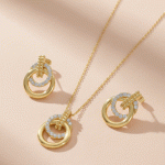 Juego de Cadena, Dije y Aretes Doble Aro Bañados en Oro con Cristales