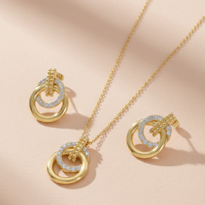 33 Juego de Cadena, Dije y Aretes Doble Aro Bañados en Oro con Cristales - Imagen 1