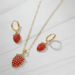 Juego de Cadena, Dije y Aretes Fresa Esmaltada Bañados en Oro