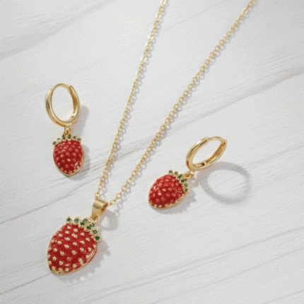 Juego de Cadena, Dije y Aretes Fresa Esmaltada Bañados en Oro