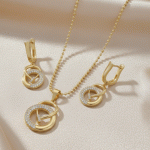 Juego de Cadena, Dije y Aretes Nudo Circular Bañados en Oro con Cristales