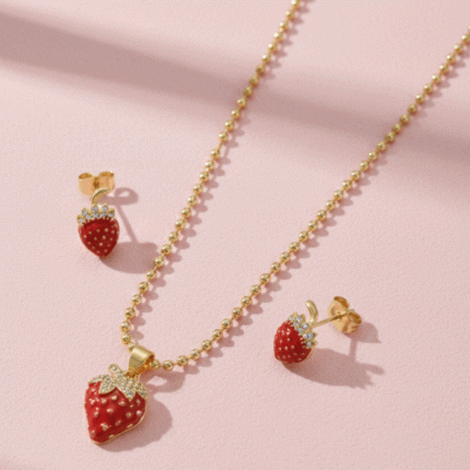 Juego de Cadena, Dije y Aretes Fresa con Detalle de Cristales Bañados en Oro