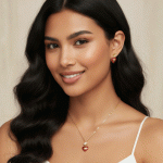 Juego de Cadena, Dije y Aretes Corazón Esmaltado con Alas Bañados en Oro - Imagen 2