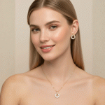 Juego de Cadena, Dije y Aretes Circulares con Cristales Baguette Bañados en Oro - Imagen 2