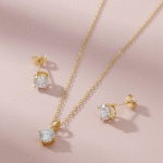 Juego de Cadena, Dije y Aretes Solitario con Cristal Bañados en Oro